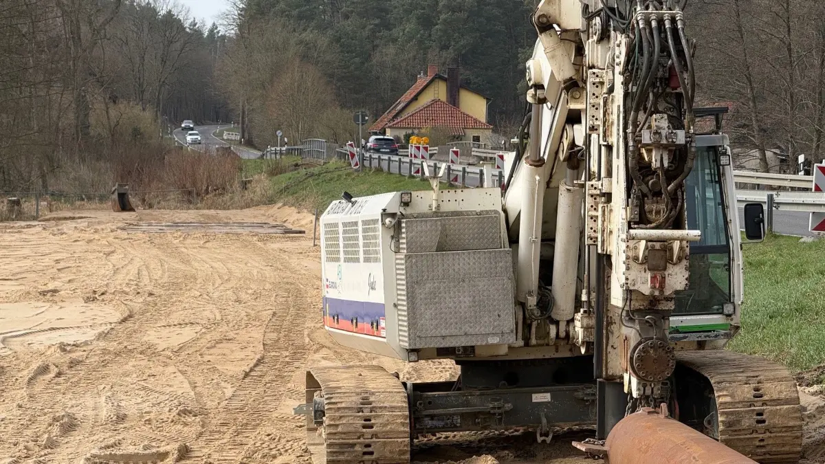 B109 Vorbereitende Arbeit zum Abriss der Brücke über das Schulzenfließ