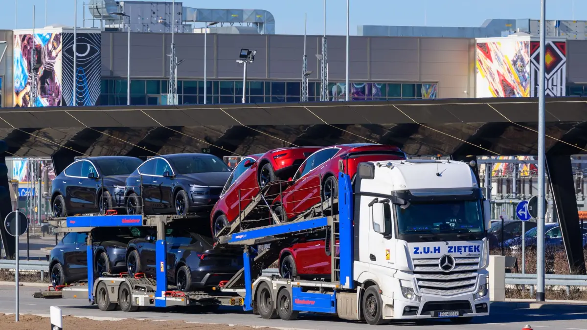 US-Elektroautobauer Tesla: ARCHIV - 02.03.2026, Brandenburg, Grünheide: Ein Autotransporter mit Elektrofahrzeugen vom Typ Tesla Model Y verlässt die Tesla-Gigafactory Berlin-Brandenburg. (zu dpa: «Tesla-Auslieferungen legen um gut sechs Prozent zu») Foto: Patrick Pleul/dpa +++ dpa-Bildfunk +++
