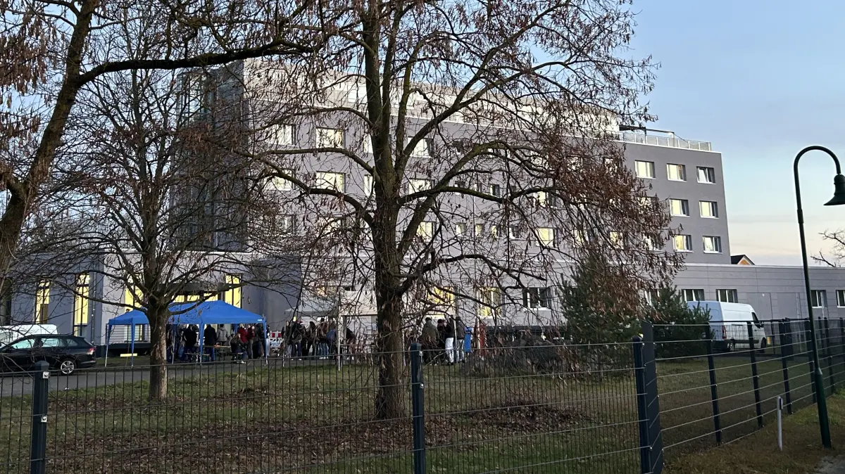 Aus dem Flüchtlingsheim in Flecken Zechlin bei Rheinsberg ist seit Januar 2026 ein Ukrainer verschwunden. Rheinsbergs Bürgermeister Frank-Rudi Schwochow lieferte auf Youtube mögliche Hinweise zum Aufenthaltsort des Flüchtlings.