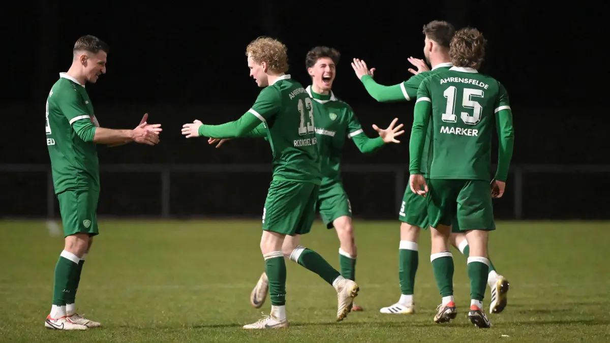 Fussball : Neuruppin, Fussball Brandenburgliga MSV Neuruppin - Grün-Weiss Ahrensfelde, Robin Manfeld, Leandro Rodriguez Weber, Fabio Findeisen, Lucas Albrecht und Tamino Marker v.l. nach dem Spiel
FOTO BENK 02.04.2026