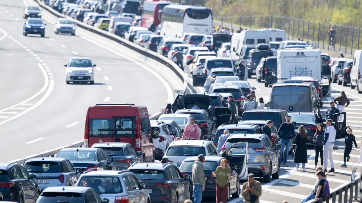Osterreiseverkehr - Gotthardtunnel: 03.04.2026, Schweiz, Erstfeld: Der Osterreiseverkehr auf der Autobahn A-2 vor dem Gotthardtunnel zwischen Göschenen und Altdorf in Richtung Süden staut sich bei Erstfeld auf mehrere Kilometer Länge. Viele Reisende sind rund um die Feiertage unterwegs, wodurch es auf der Nord-Süd-Route zu erheblichen Verzögerungen kommt. Foto: Urs Flueeler/KEYSTONE/dpa +++ dpa-Bildfunk +++