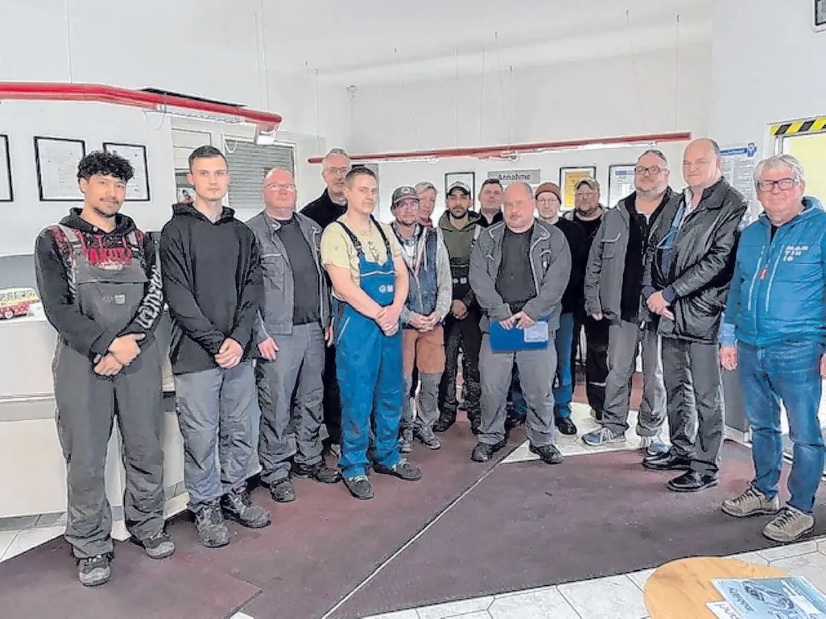 Das Team des Autohauses Philipp: Geschäftsführer Olaf Linstädt (3.v.r.) und ehemaliger Geschäftsführer Jens Philipp (2.v.r.) gemeinsam mit Mitarbeitern aus Werkstatt, Service und Verkauf
