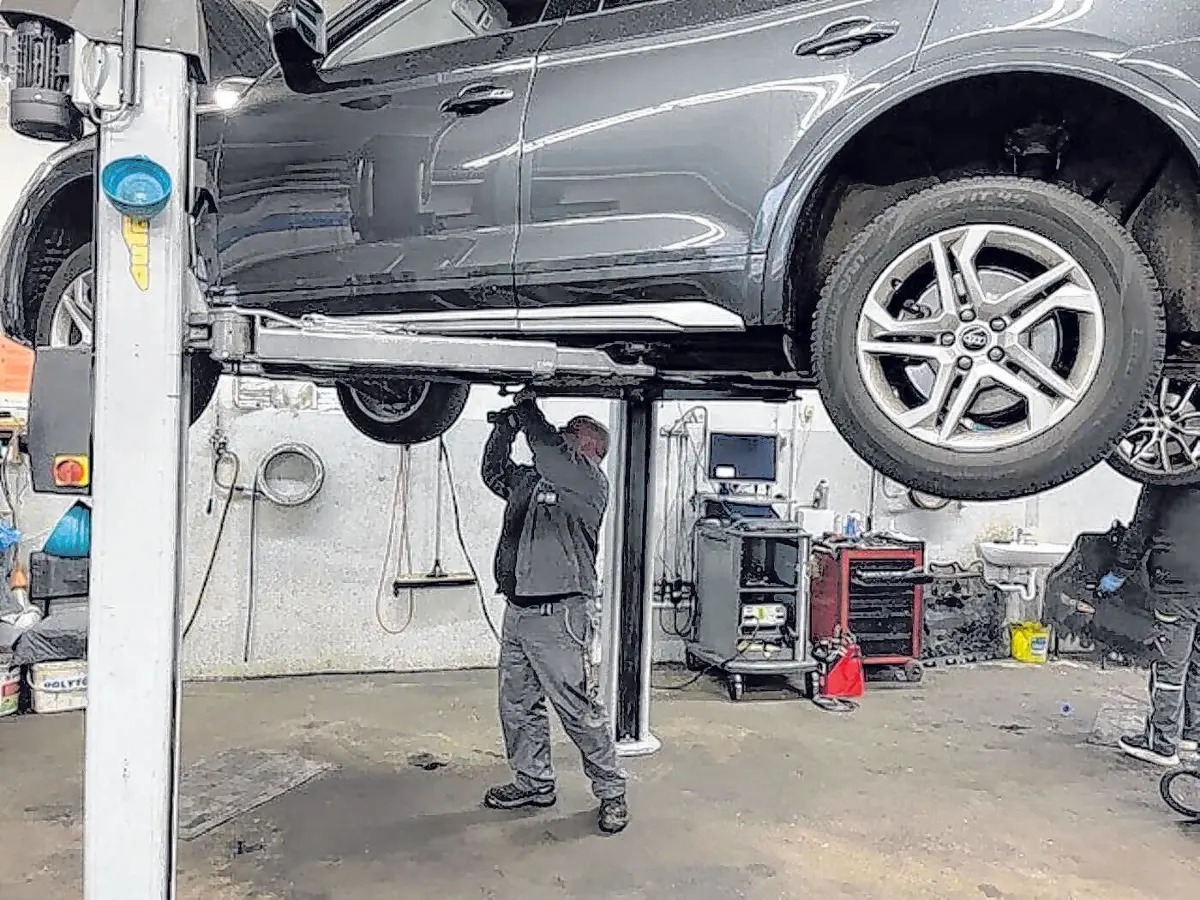 In der Werkstatt sorgen Fachwissen, moderne Technik und Erfahrung dafür, dass Fahrzeuge schnell wieder auf die Straße kommen.