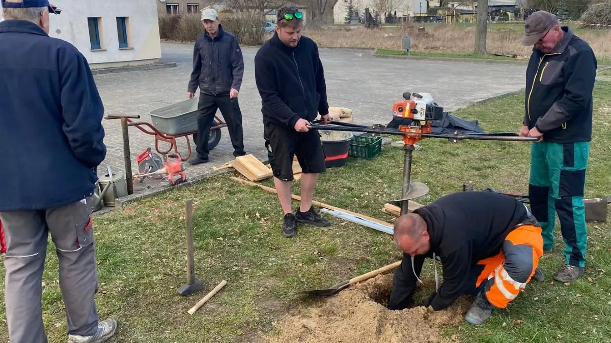 Einwohner von Küstrin-Kietz gießen das Fundament für die Chill-Ecke.
