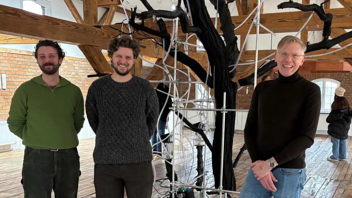 Im Gut Kerkow wird ein historischer Speicher zum modernen Kunst-Atelier. Die Hofbetreiber und Kunstmäzene Christoph (r.) und Jochen Beutgen laden regelmäßig mit einer Berliner Galerie junge internationale Künstler auf den Bauernhof in Angermünde ein. In der aktuellen Ausstellung des Projektes "Spaced out" präsentieren Nils Blau und Raphael Fischer-Dieskau ihre Werke.
