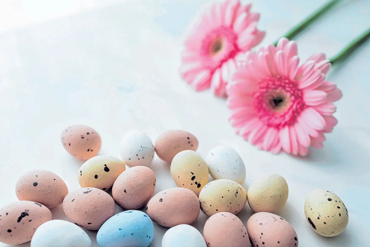 Symbole wie Ei und Hase stehen bis heute für neues Leben und Wachstum und die Frühlingsbotschaft.