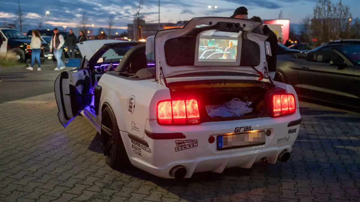 Carfreitag lockt hunderte Menschen nach Hoppegarten und Berlin-Mahlsdorf: Zum Auftakt der Saison von Autofans und Hobby-Tunern.
