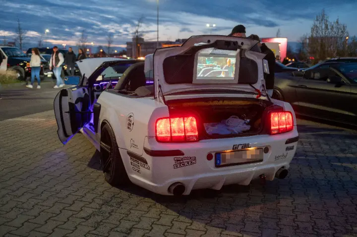 Car-Freitag zieht hunderte Autofans nach Hoppegarten