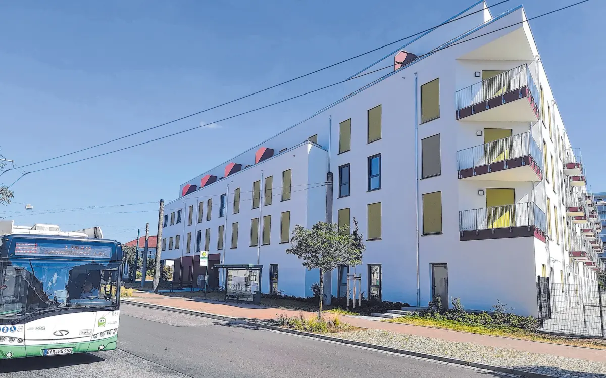 Markanter Neubau: Die ProCurand Residenz direkt an der O-Bus-Endhaltestelle Nordend.⇥Foto: Tim Johnschker