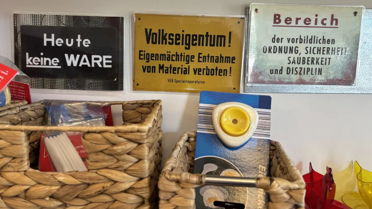 Museumsshop im Museum Utopie und Alltag in Eisenhüttenstadt: Carmen Schönfeld ist als Mitarbeiterin selbst ganz begeistert