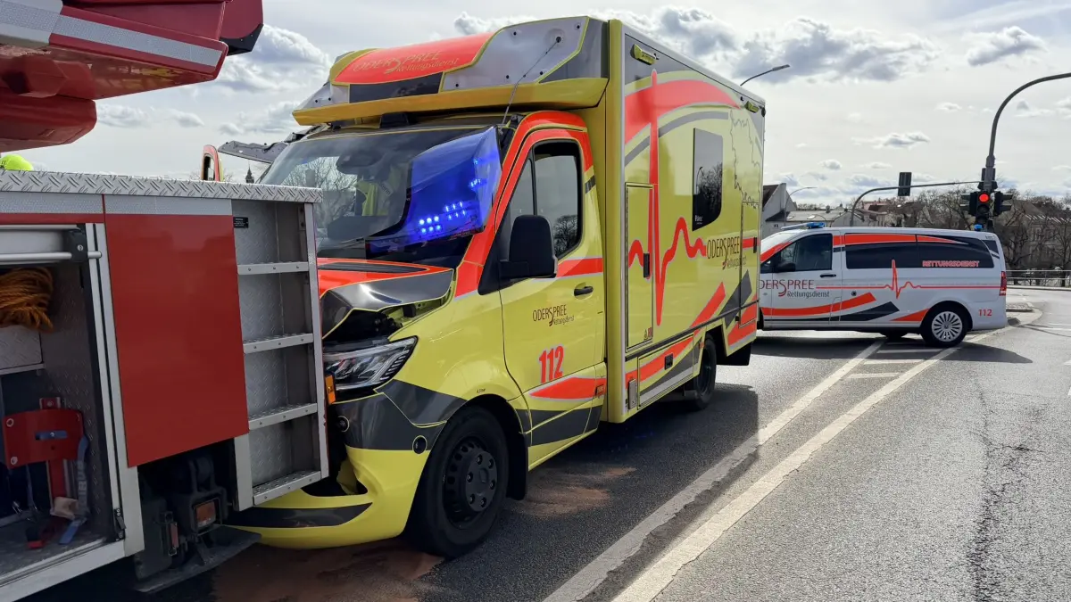 Bei einem Unfall in Fürstenwalde stießen ein Rettungswagen und ein Einsatzfahrzeug der Feuerwehr zusammen.