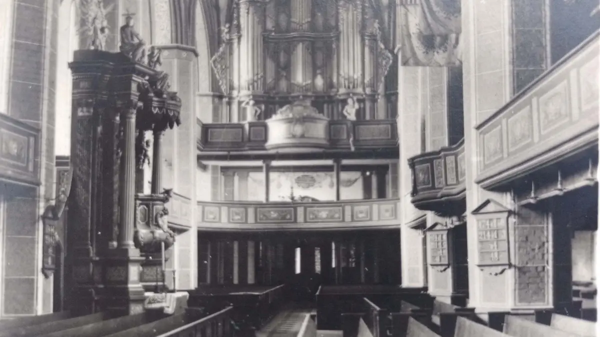 Karfreitagskonzert im Fürstenwalder Dom: Auch vor 100 Jahren wurde es schon in der Kirche veranstaltet. Das Foto zeigt eine Innenansicht des Domes mit Orgel zwischen 1910 und 1945.