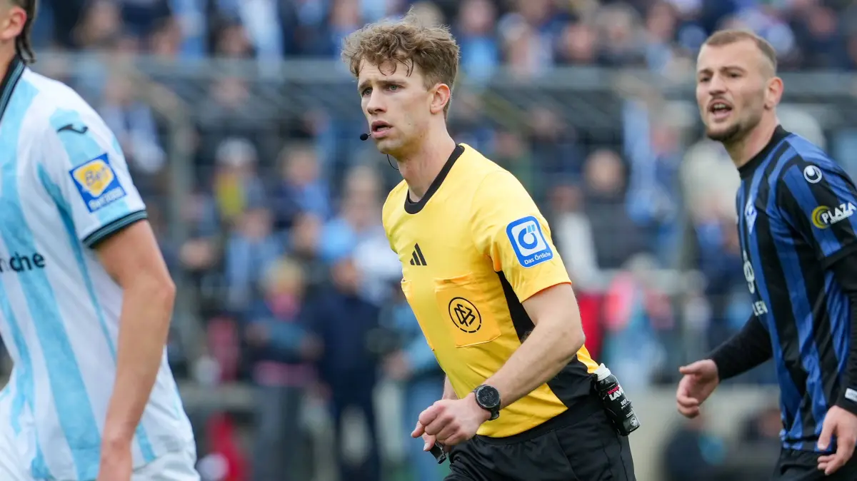 Fussball: 3. Liga, 31. Spieltag, TSV 1860 München - SV Waldhof Mannheim: Fussball: 3. Liga, 31. Spieltag, TSV 1860 München - SV Waldhof Mannheim am 04.04.2026 in München Grünwalder Stadion, Deutschland, Saison 2025 2026 DFL REGULATIONS PROHIBIT ANY USE OF PHOTOGRAPHS AS IMAGE SEQUENCES AND OR QUASI VIDEO: Im Fokus Jarno Wienefeld Schiedsrichter. München Grünwalder Stadion Deutschland *** Soccer 3 Liga, Matchday 31, TSV 1860 Munich SV Waldhof Mannheim on 04 04 2026 in Munich Grünwalder Stadion , Germany, Season 2025 2026 DFL REGULATIONS PROHIBIT ANY USE OF PHOTOGRAPHS AS IMAGE SEQUENCES AND OR QUASI VIDEO In Focus Jarno Wienefeld Referee Munich Grünwalder Stadion Germany Copyright: xChristophxKinzingerx