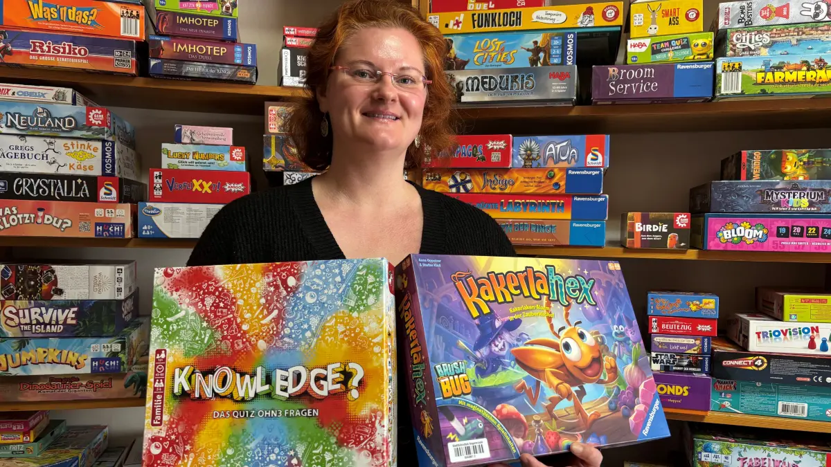Die Stadtbibliothek Angermünde ist ein buntes Spiele-Paradies. Leiterin Carolin Ukrow präsentiert Neuanschaffungen beliebter Gesellschaftsspiele großer Marken für die ganze Familie, die man hier kostenlos ausleihen kann.