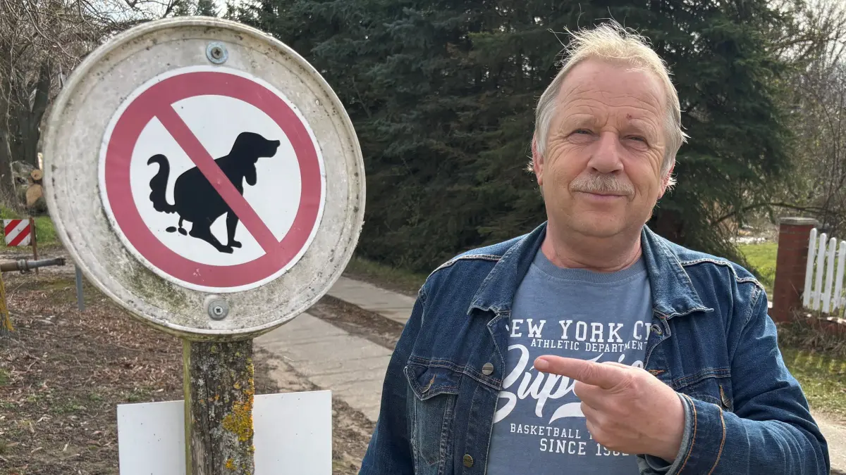 Hier bitte nicht! Andreas Grunewald stinken die vielen Hundehaufen in seinem Dorf, dem Angermünder Ortsteil Zuchenberg, gewaltig. Vor seinem Grundstück hat er deshalb ein Schild aufgestellt. Hilft das?