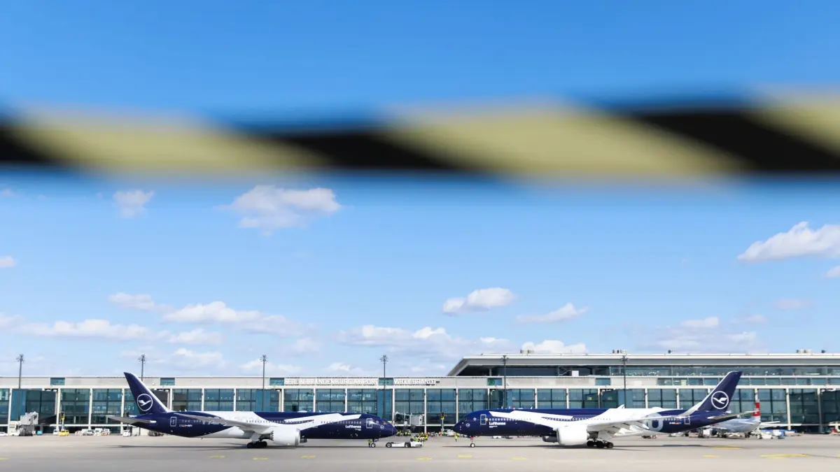 Lufthansa feiert 100. Jahrestag des Erstflugs: 06.04.2026, Brandenburg, Schönefeld: Zwei Passagierflugzeuge der Lufthansa, eine Boeing 787-9 (l) und ein Airbus A350-900, stehen in der Nose-to-Nose-Formation bei der Feier zum 100. Jahrestag des Erstflugs auf dem Flughafen Berlin-Brandenburg (BER). Drei Monate nach der vertraglichen Gründung hob am 6. April 1926 von Berlin der erste Linienflug ab. Foto: Carsten Koall/dpa +++ dpa-Bildfunk +++