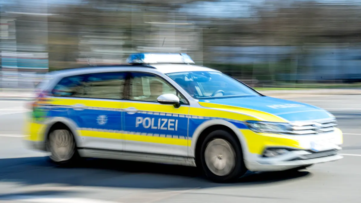 Ein Einsatzwagen der Polizei fährt durch die Innenstadt. In Vehlefanz versuchte ein Mann, freiwillig in ein solches Polizeiauto zu kommen. Die Situation eskalierte.
