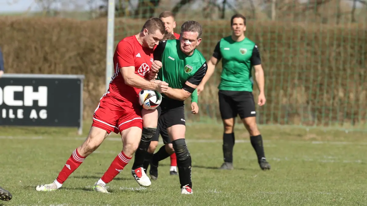 Gramzow, 06.04.2026, FB LK VfB Gramzow - Rot-Weiß Prenzlau 3:4, Danny Blume (rechts) gegen Alexander Stephan