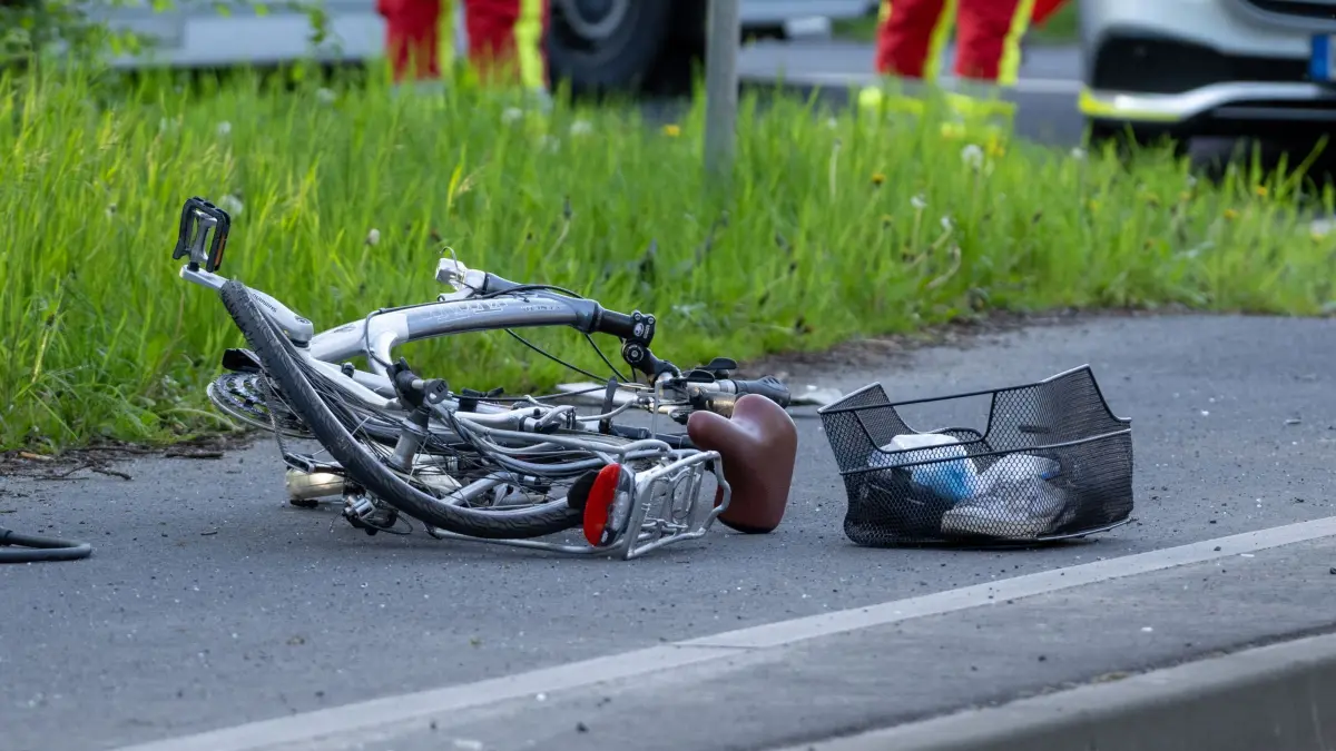 Fahrradunfall - Symbolbild: ARCHIV - 30.04.2023, Hessen, Gießen: Ein kaputtes Fahrrad liegt nach einem Unfall auf der Straße. (zu dpa: «86-jähriger Radfahrer bei Unfall lebensgefährlich verletzt») Foto: Christoph Weiß/Fuldamedia/dpa +++ dpa-Bildfunk +++