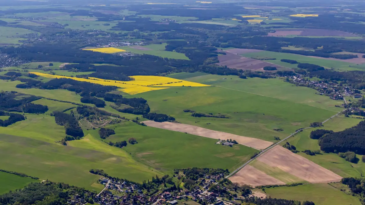 Wo noch Felder sind, soll künftig die neue Ortsumgehung B112 Eisenhüttenstadt/Neuzelle verlaufen. Auch wenn ein Baubeginn noch auf sich warten lässt: Die Kosten steigen massiv an.