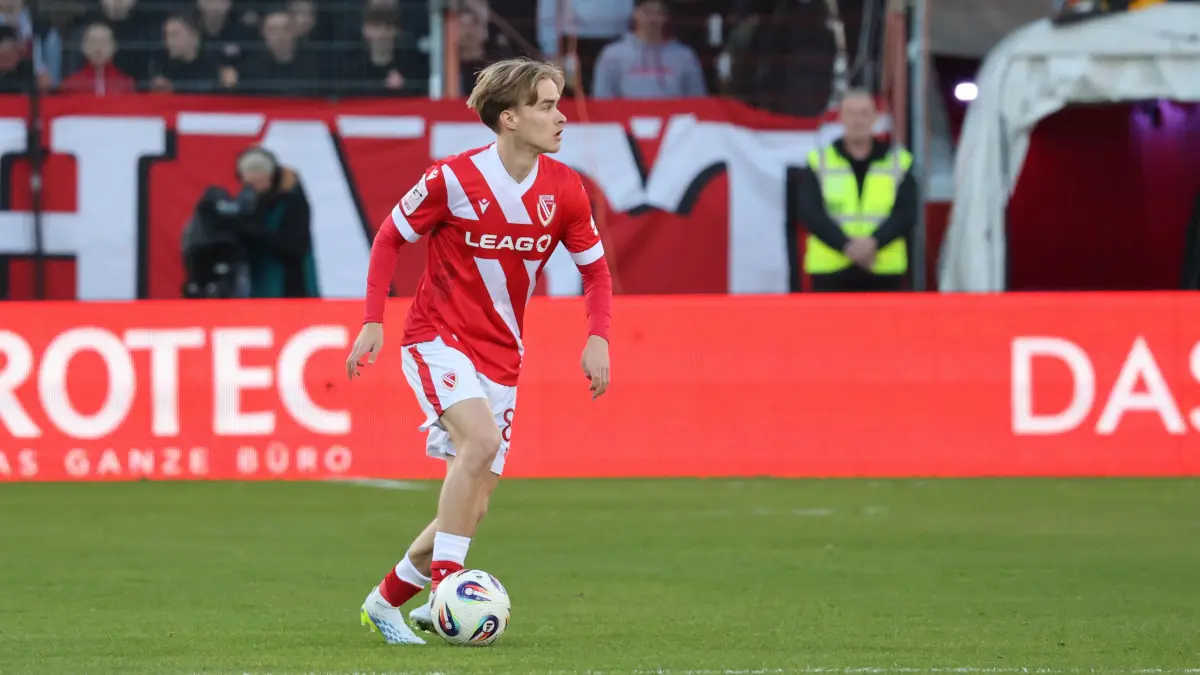 Fussball 3. Liga 2025/2026 FC Energie Cottbus - TSV 1860 München: 8 Lukas Michelbrink (Energie Cottbus)