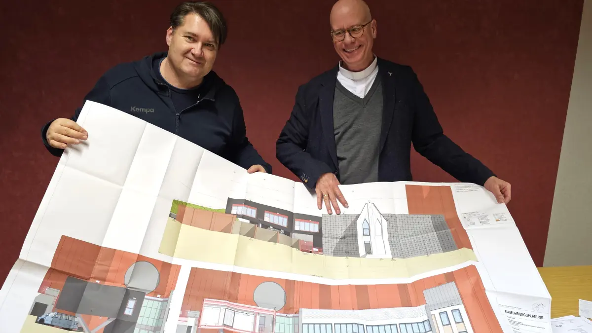 Haben Grund zur Freude: Pater Theo, der leitende Seelsorger der Pfarrei St. Maria Magdalena Oderland-Spree (r.) und der Projektverantwortliche Mario Quast mit dem Plan für den Um- und Ausbau des Kolbe-Hauses.