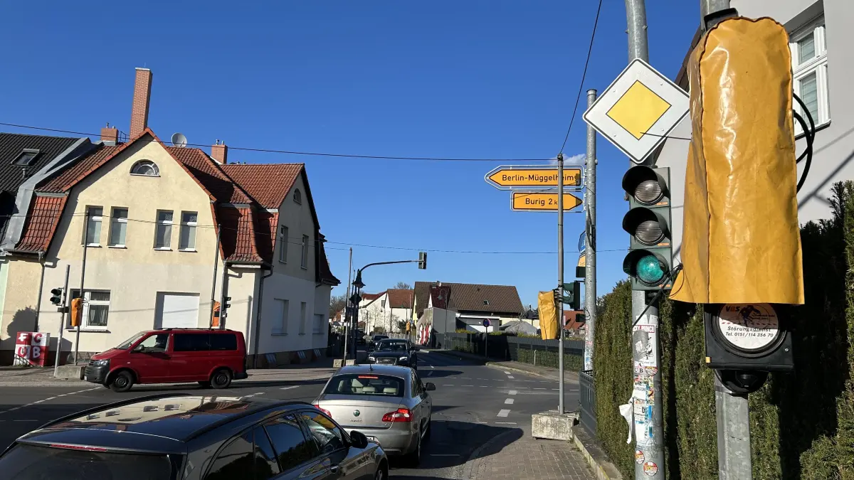 Baustellenampel an L30 in Neu Zittau: Autofahrer müssen sich auf Einschränkungen zwischen Wernsdorf, Berlin und Erkner einstellen.