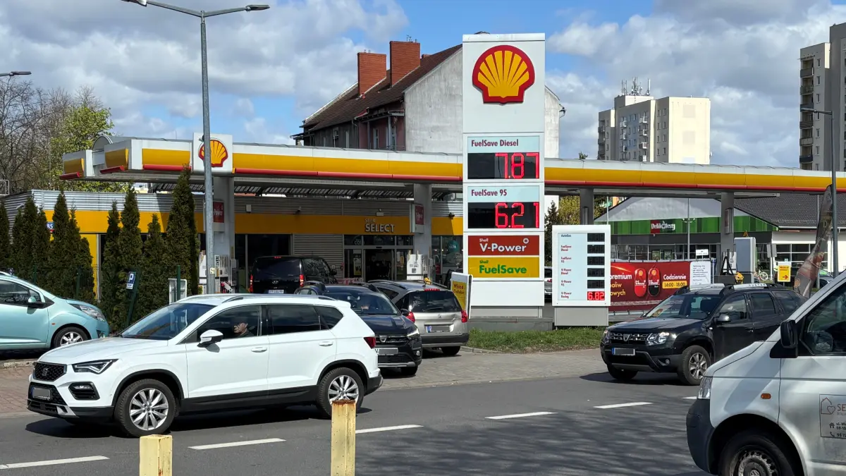 Der Andrang auf die polnischen Tankstellen hält an: Bei Shell in Slubice kostete der Liter Diesel am Dienstag (7.4.) 7,87 Zloty (umgerechnet 1,84 Euro) und der Liter E10-Benzin 6,21 Zloty (1,45 Euro).