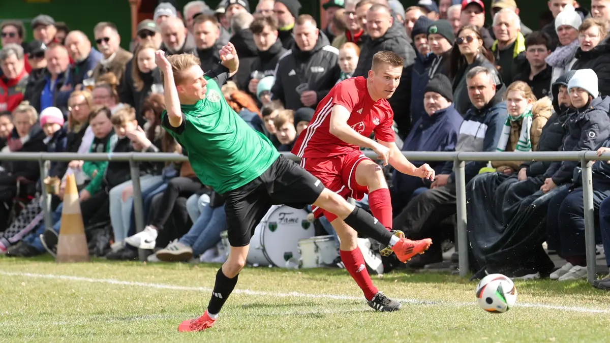 Im Uckermarkderby zwischen dem VfB Gramzow und Rot-Weiß Prenzlau ging es vor 728 Zuschauern abwechslungsreich zu. Hier kämpfen Prenzlaus Marcel Blume und ... um den Ball