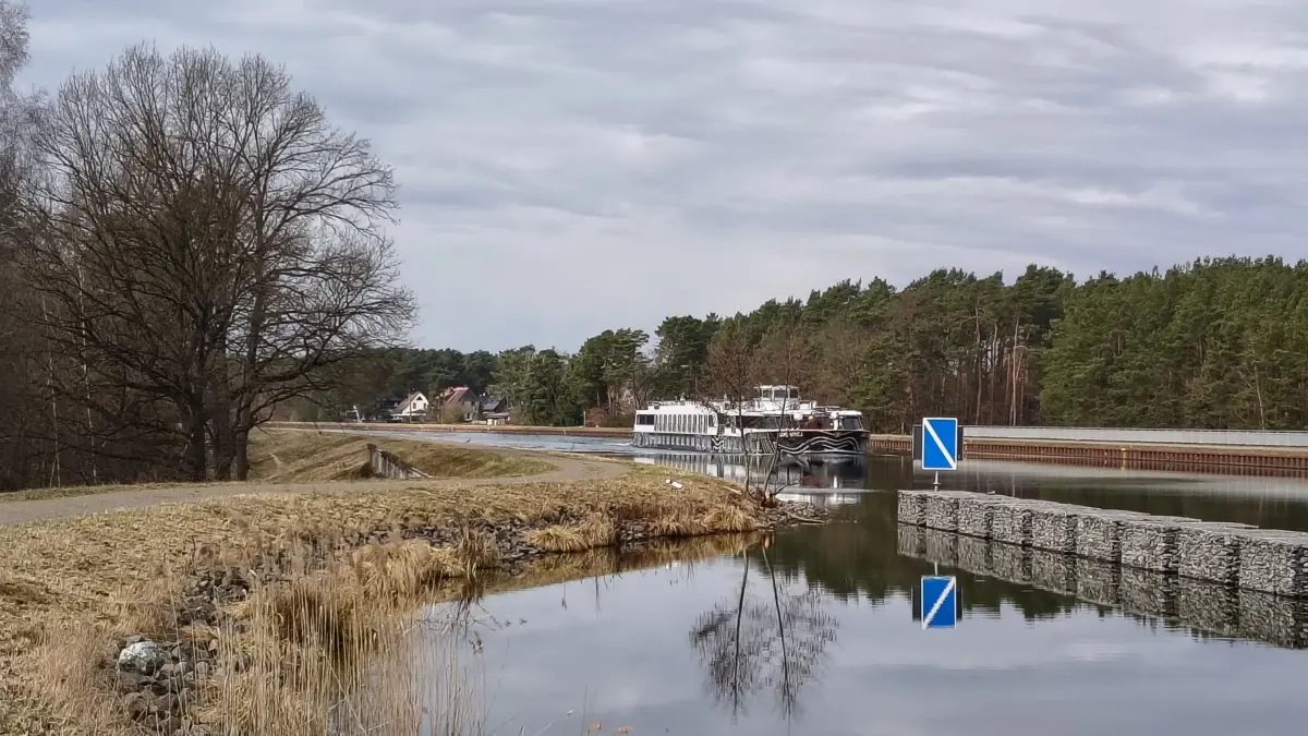 Blick vom Oder-Havel-Kanal in Richtung Clara-Zetkin-Siedlung. Werden in der Nähe zwei Brücken errichtet?