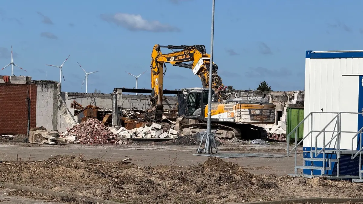 Abriss der Brandruine von Aldi und Rewe in Zehdenick