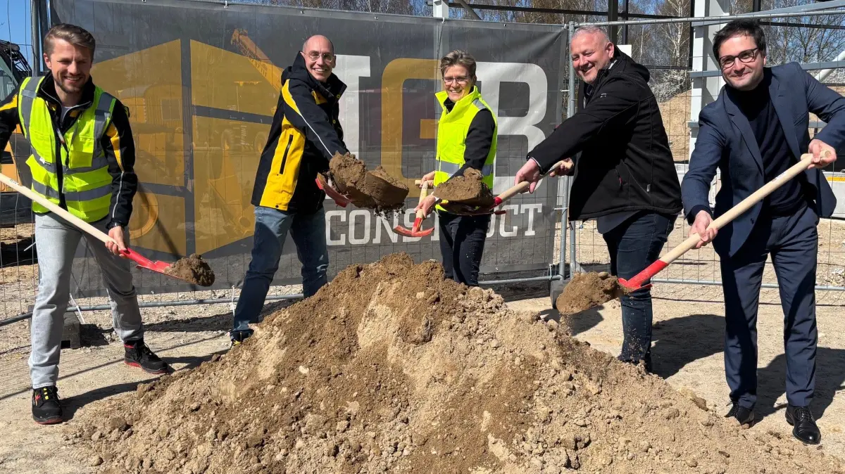 Spatenstich, obwohl schon ein Teil des neuen Postzustellzentrums in Neuruppin steht (von linsk): Angrzej Krodzki (Abteilungsleiter Lieferung), Andreas Niessen von DHL, Isabella Becher (künftige Leiterin des Stützpunktes, Frank Amtsberg von der Baugruppe IGB und Neuruppins Baudezernent Jan Juraschek.