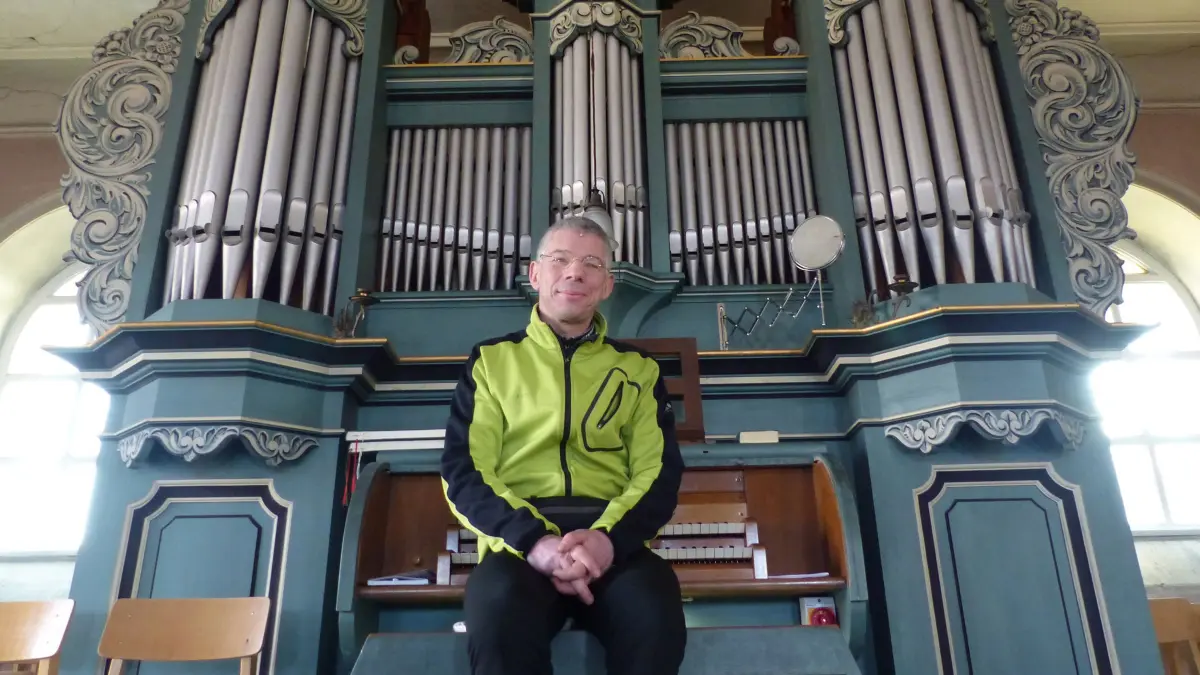 Fahrradkantor Martin Schulze: Fahrradkantor Martin Schulze sitzt am 07.02.2018 in der Dorfkirche von Gosen in Brandenburg an der Gebrueder-Dinse-Orgel. Fahrrad gefahren ist er schon immer viel. Und Orgel spielt er schon lange. Beides zusammen hat ihn auch bundesweit bekannt gemacht. Der Brandenburger Organist Martin Schulze tourt unermuedlich als Fahrradkantor durch Deutschland. (Siehe epd-Bericht vom 15.08.2018)
