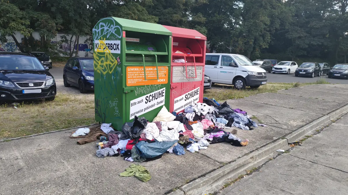 Schön ist anders. Ehemalige Altkleidercontainer am ehemaligen Busbahnhof von Eberswalde im August 2025. (Archivbild)