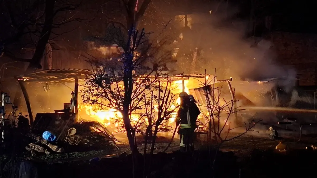 Großeinsatz der Feuerwehren am 5. April: In der Zichorienstraße in Zechin brannte eine Holzwerkstatt komplett nieder.