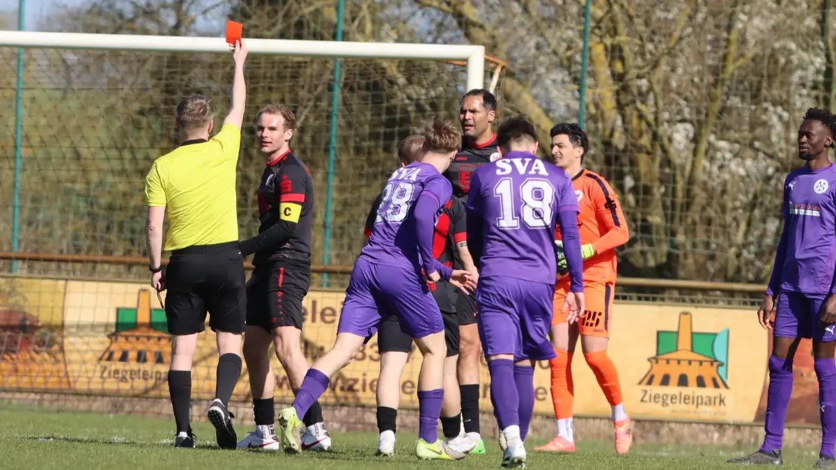 Rote Karte: Auf Michel Klemz muss der BSC Süd im Spiel gegen TuS Sachsenhausen verzichten. Auch weitere Spieler reißen personelle Löcher auf.