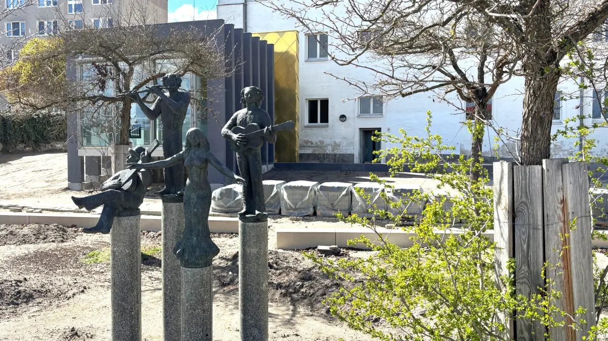 Die Bronzeskulptur "Musiker" des Bildhauers Axel Schulz von 1980 an der Oderpromenade in Frankfurt (Oder), dahinter der neue Eingang zur Gedenkstätte für die Opfer politischer Gewaltherrschaft: Die Wiedereröffnung nach dem Umbau wurde verschoben.