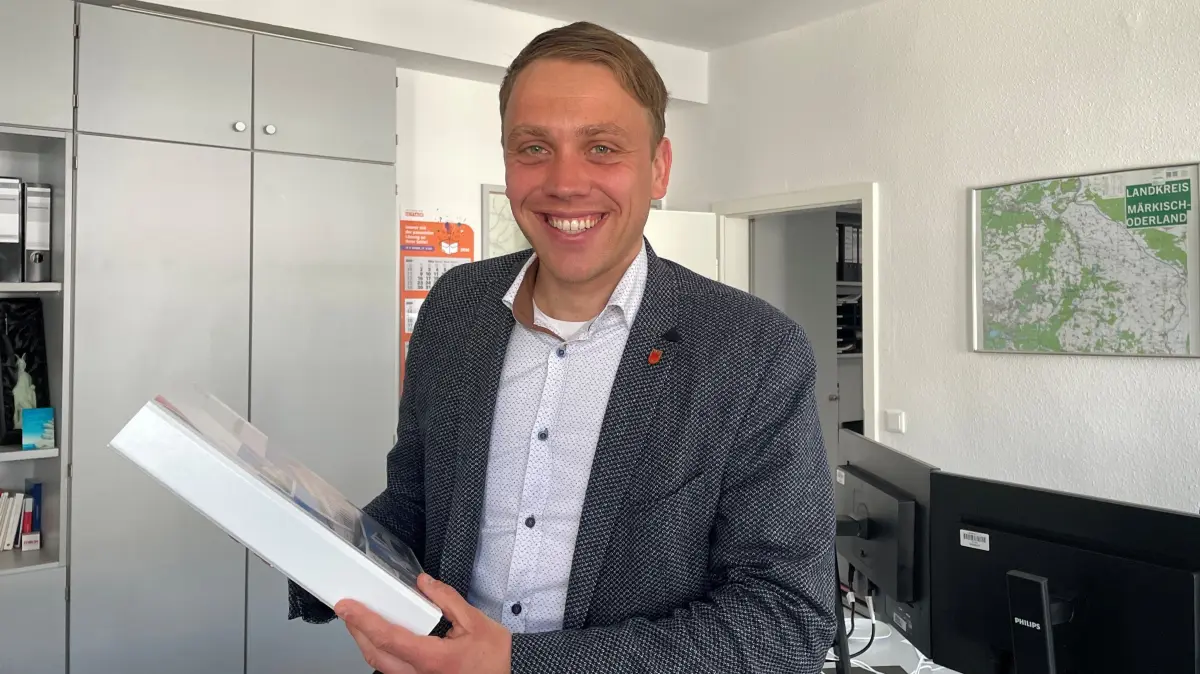 Arbeitsplatz im Landratsamt: Mit Danny Jenssen (34) ist nicht nur ein Junger, sondern auch nach vielen Jahren wieder ein Einwohner aus dem Bad Freienwalder Raum in der Führungsmannschaft des Landkreises MOL vertreten.
