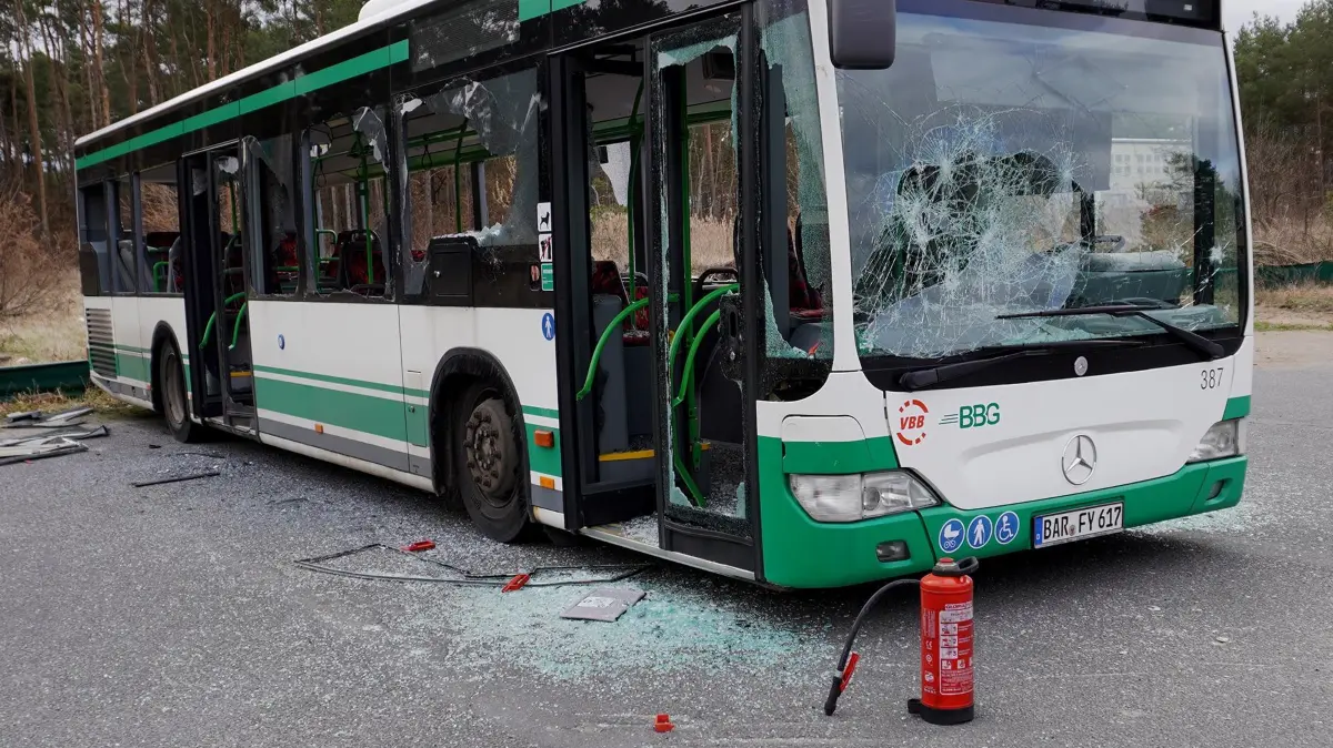 Feuerlöscher und Nothammer vor dem zerstörten Bus. Warum es zu diesem Ausbruch von Zerstörungswut kam, ist derzeit unbekannt.