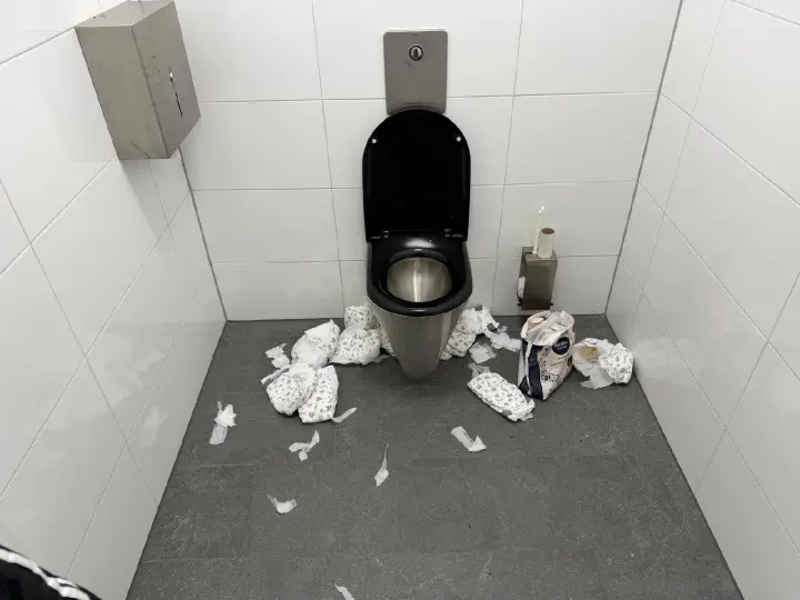 Neue öffentliche Toilette verwüstet, wer ist der Täter?