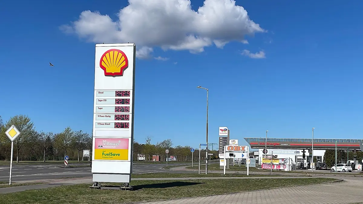 Die Preise an der Schwedter Shell-Tankstelle erreichen astronomische Höhen., von einer Senkung des Ölpreises ist noch nichts zu spüren Wie sieht es im benachbarten Polen aus?