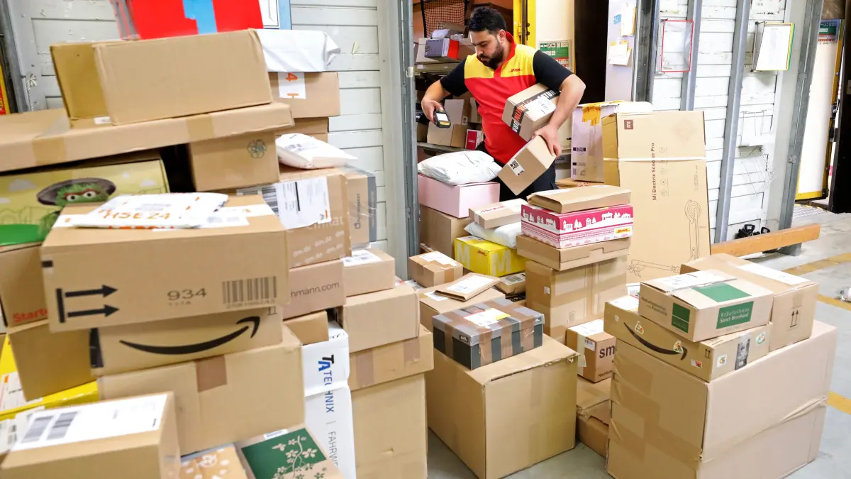 Ein Mitarbeiter eines Parketservice-Dienstleisters sortiert die Sendungen. In Brandenburg eröffnet ein chinesisches Unternehmen ein eigenes Logistikzentrum Jingdong könnte mit seiner Wachstums-Offensive in Deutschland eine ernstzunehmende Konkurrenz für Amazon und DHL werden. (Symbolbild)