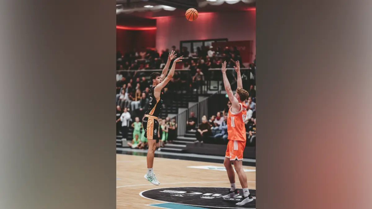Nevio Bennefeld (links) von Einheit Bernau war beim Auftaktsieg gegen bester Scorer. Oktober 2025