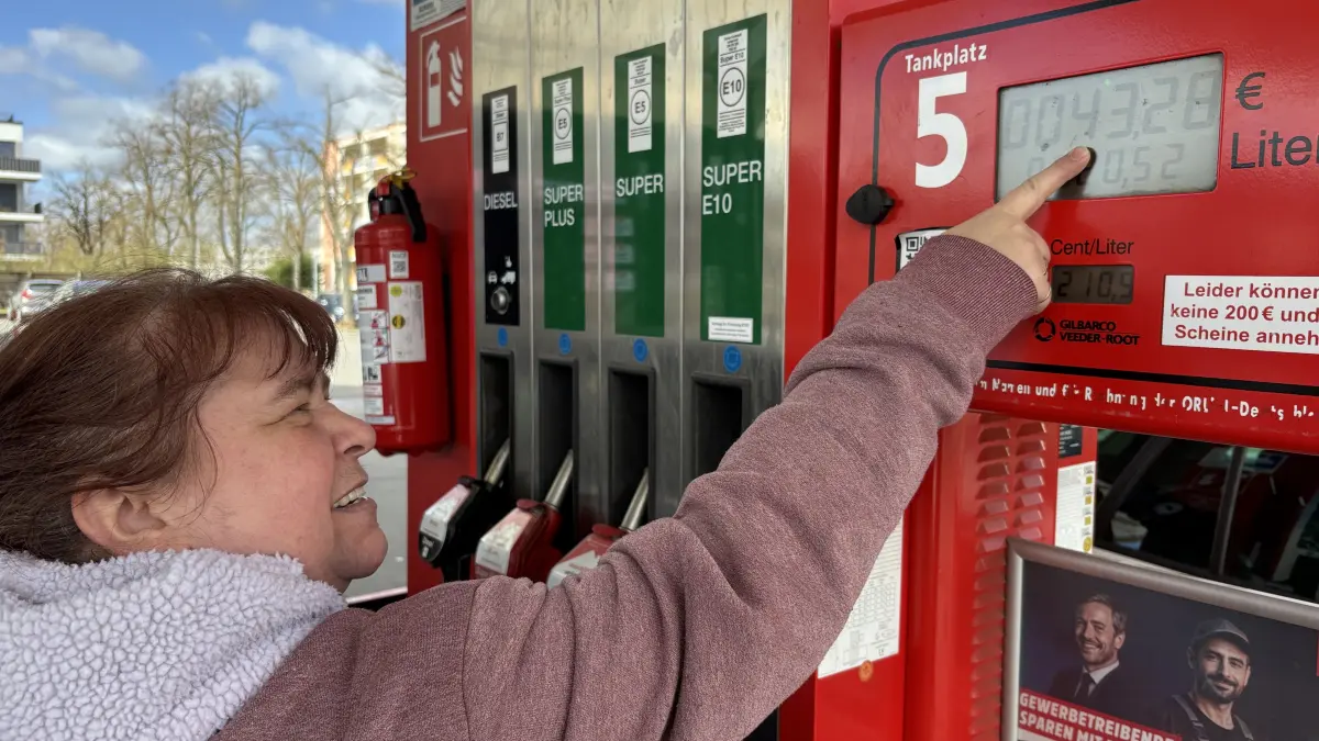 Teuer tanken: Jeanette Daenscher aus Oranienburg beklagt die „astronomischen Preise“ an den Tankstellen. Sie tankt kurz vor der Preiserhöhung - wie viele andere auch.