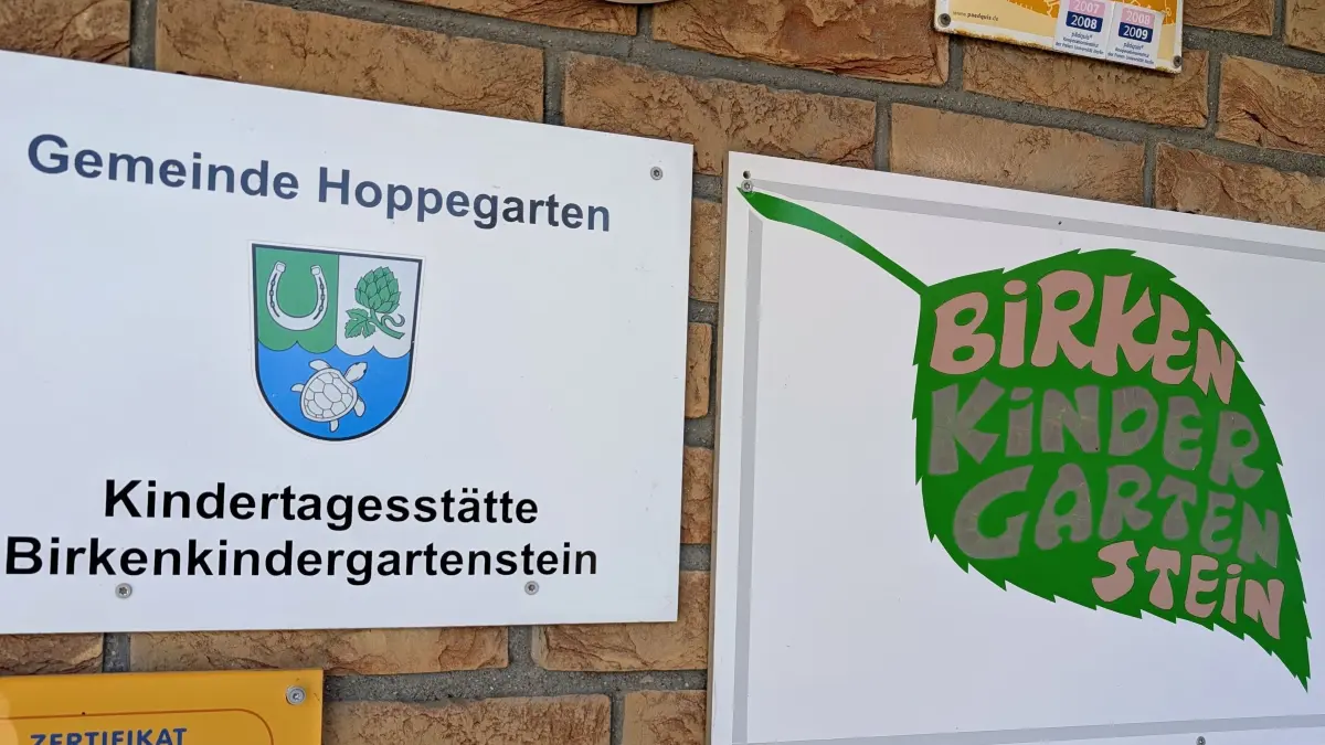 Schilder am Eingang zur Kita Birkenstein