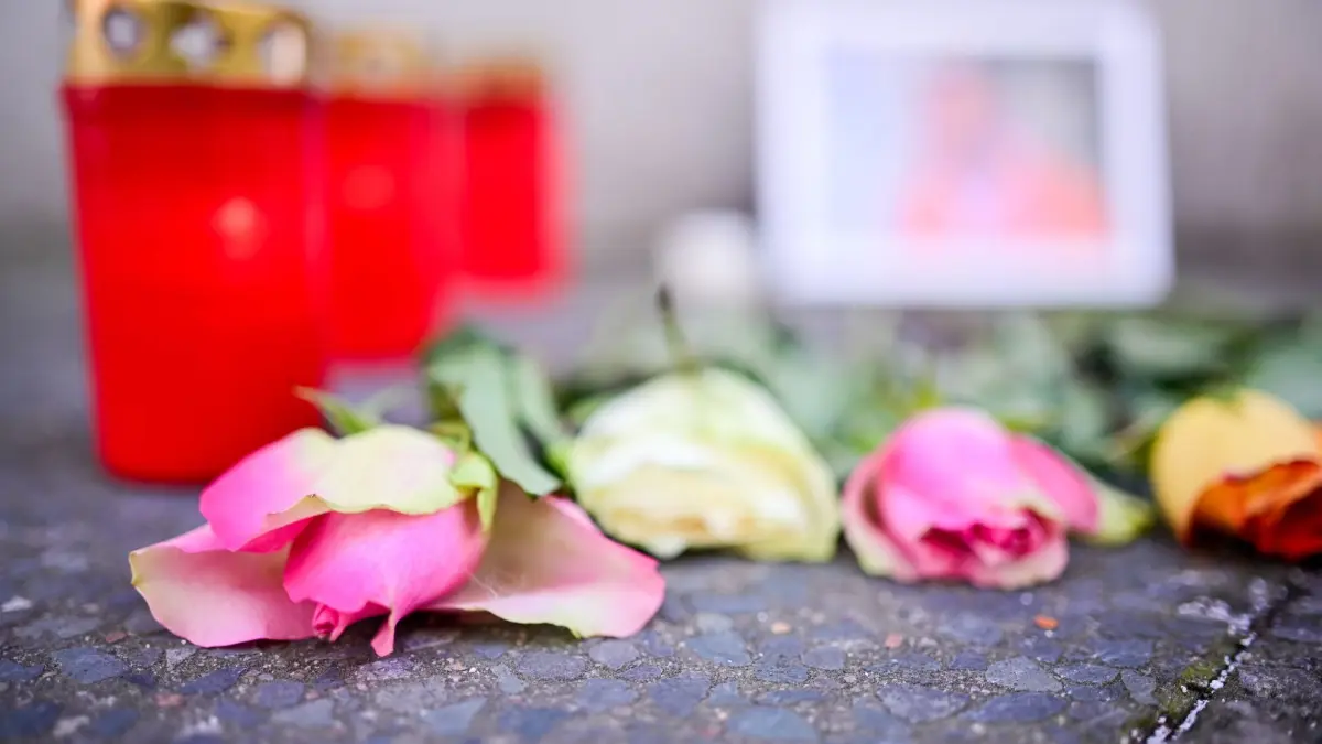 Mann von Blumenkübel erschlagen: 08.04.2026, Berlin: Blumen und Kerzen liegen an dem Ort, an dem am Ostermontag ein Mann von einem herabfallenden Blumenkübel erschlagen wurde. Nach dem tödlichen Unfall soll nun der genaue Hergang geklärt werden. Foto: Sebastian Gollnow/dpa +++ dpa-Bildfunk +++