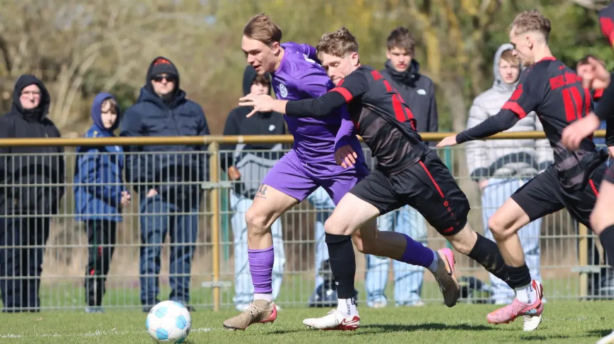 Kraftvoller Antritt: Altlüdersdorfs Winterzugang Kacper Dudek versucht auf dem rechten Flügel Joel Fels (BSC Süd/in Schwarz) abzuschütteln. Mit Union Fürstenwalde als Gast genießt Altlüdersdorf nun erneut den Heimvorteil.