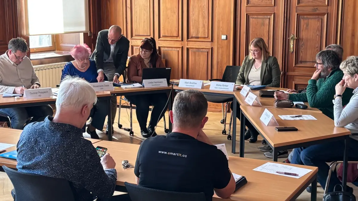 Der Kreiswahlausschuss für die Landratswahl in Ostprignitz-Ruppin tagte am Mittwochabend, 8. April, in Neuruppin. Mit Sorgfalt wurden alle Unterlagen der sechs Bewerbenden überprüft. Am Ende wurden zwei Kandidaten abgelehnt.