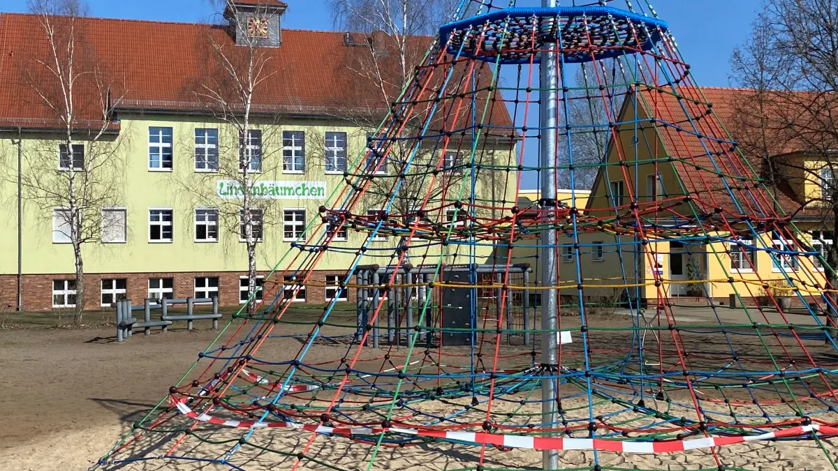 Nimmt die Gestaltung des Schulhofes in die eigene Hand: die Gemeinde Groß Lindow. Der Amtsausschuss hat für die Verbesserung des Untergrunds die Mittel massiv gekürzt.