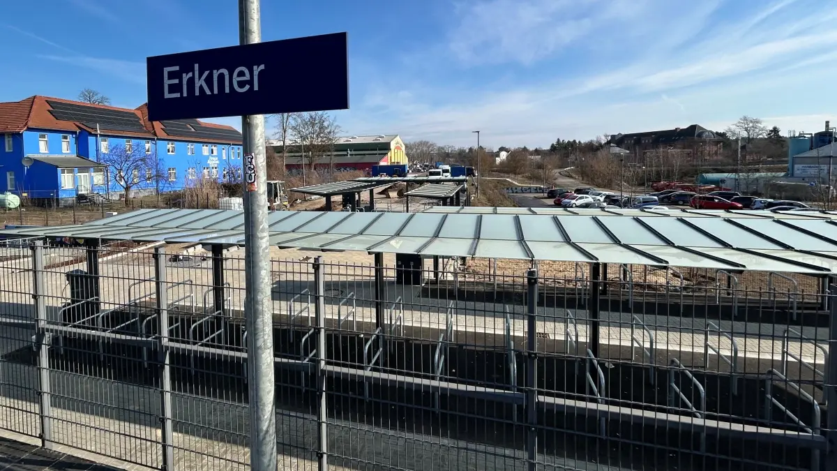 Neue B&R-Anlage am Bahnhof Erkner: Noch können am RE1-Gleis Richtung Berlin keine Fahrräder abgestellt werden. Doch der Eröffnungstermin für die Fahrradanlage rückt in greifbare Nähe.